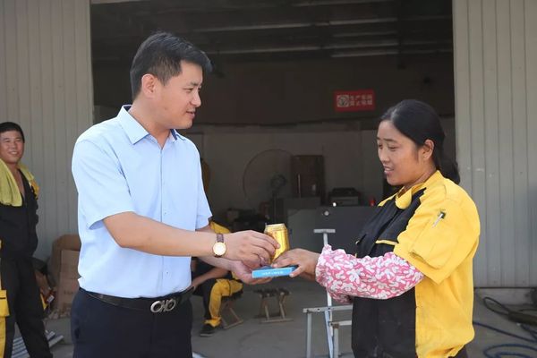 乾港集團(tuán)高層慰問(wèn)一線員工